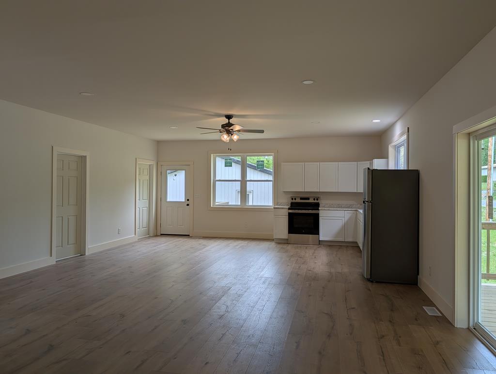 2765 Bobo Road Property Photo 6