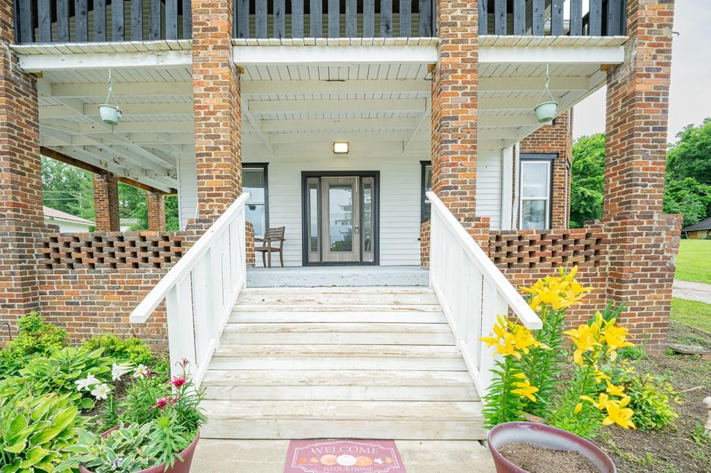 208 Fairview Ave. Property Photo 1