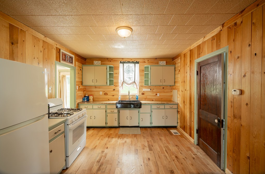 208 Fairview Ave. Property Photo 14