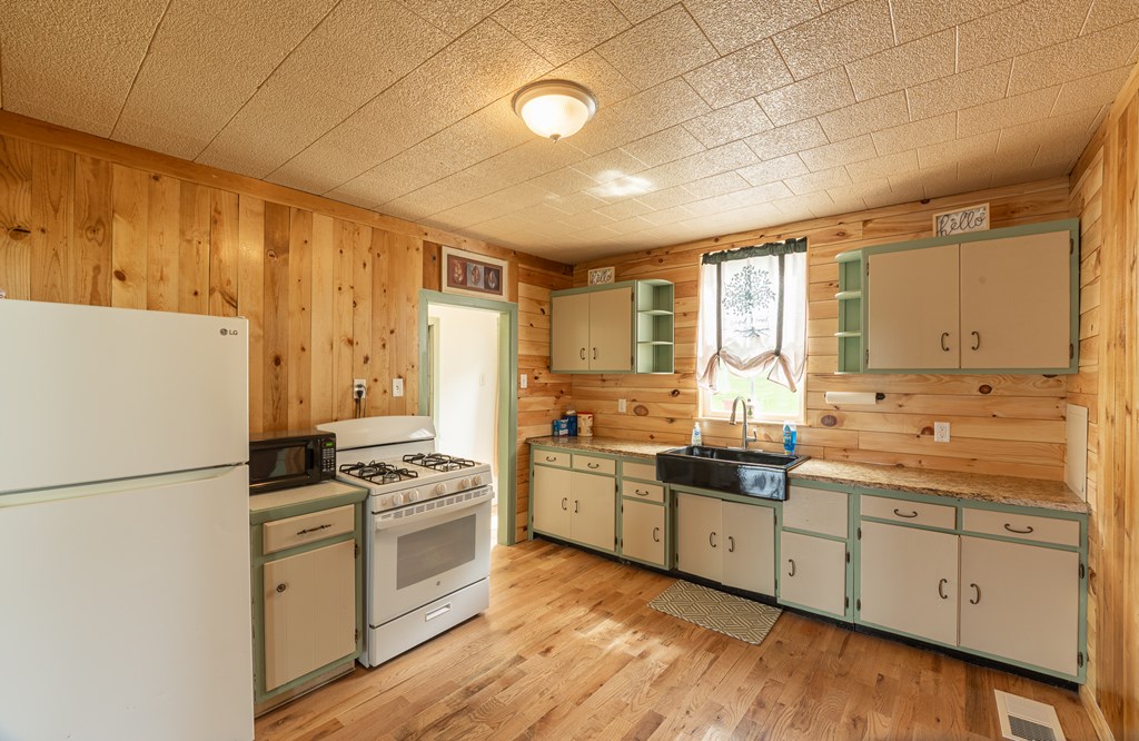 208 Fairview Ave. Property Photo 15