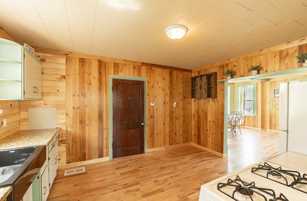 208 Fairview Ave. Property Photo 16
