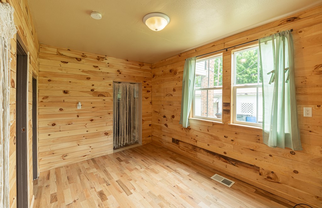 208 Fairview Ave. Property Photo 17
