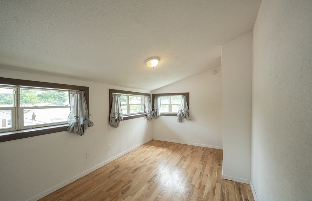 208 Fairview Ave. Property Photo 21