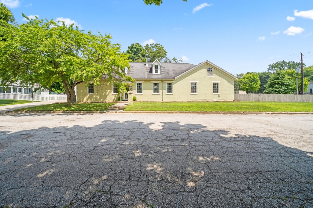 832 Pershing Drive Property Photo 4