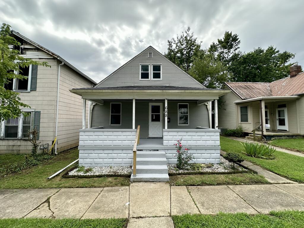 688 E 4th St Property Photo 1