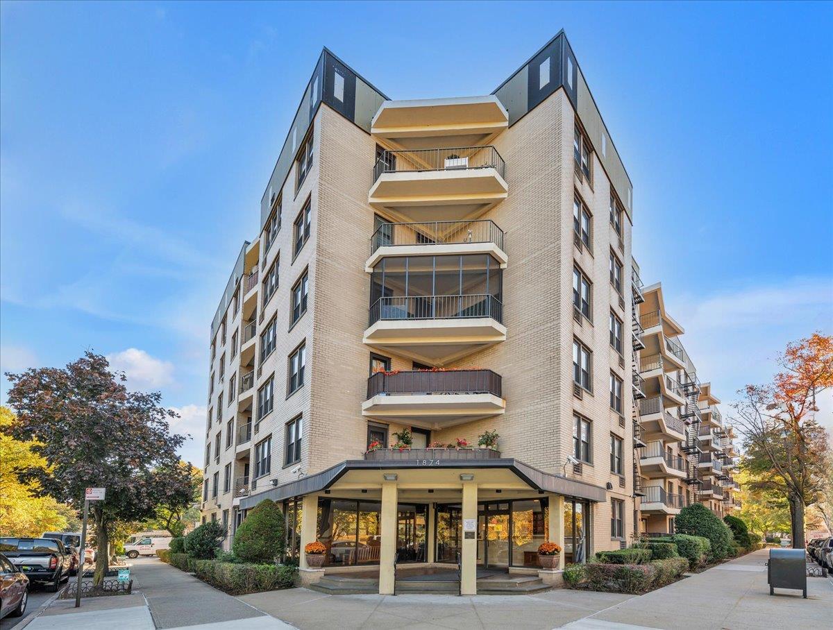 1874 Pelham Parkway S 4-r Property Photo 1