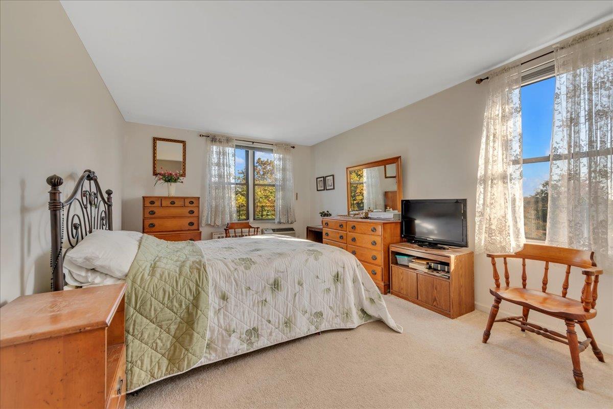 1874 Pelham Parkway S 4-r Property Photo 8
