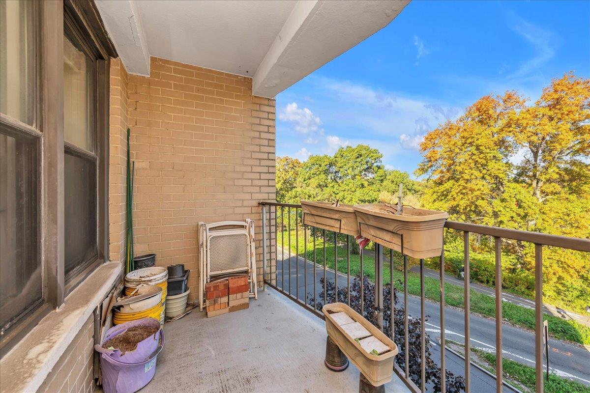 1874 Pelham Parkway S 4-r Property Photo 13