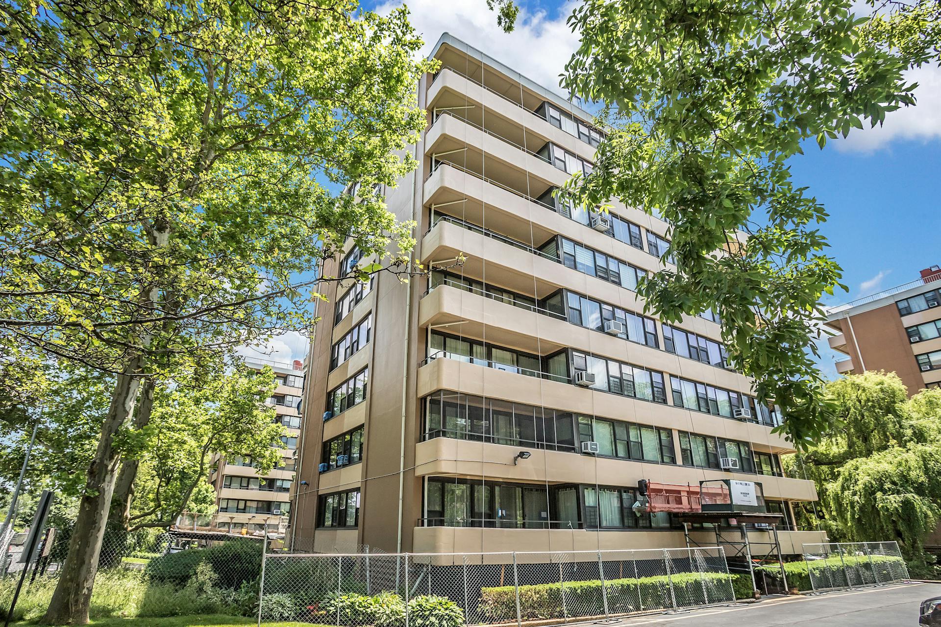 166-10 Powells Cove Boulevard 2C Property Photo 1