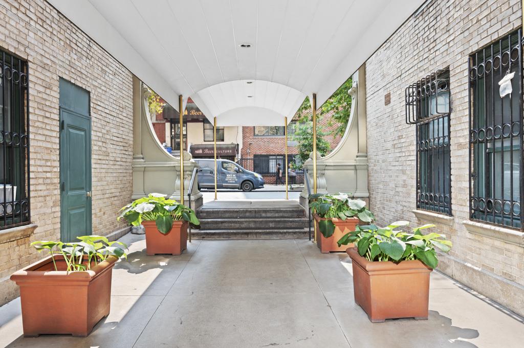 325 W 45th Street 403-a Property Photo 5