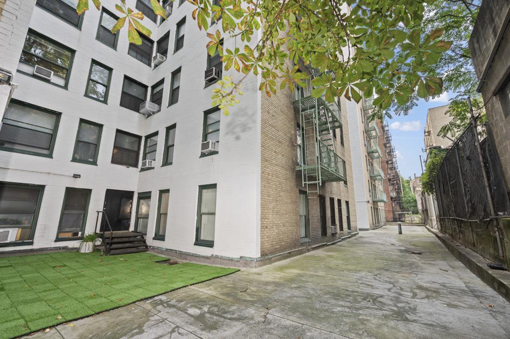 325 W 45th Street 403-a Property Photo 14