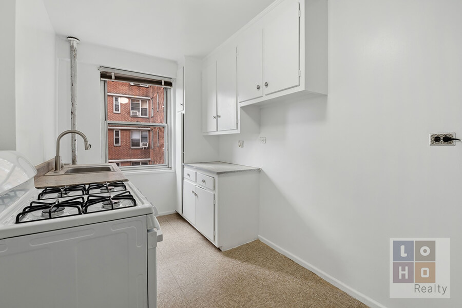 570 Grand Street H1504 Property Photo 8
