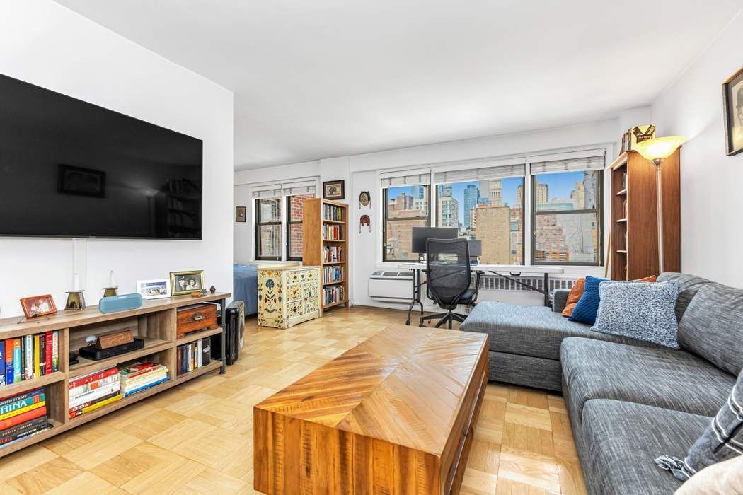245 E 24th Street 14a Property Photo 2