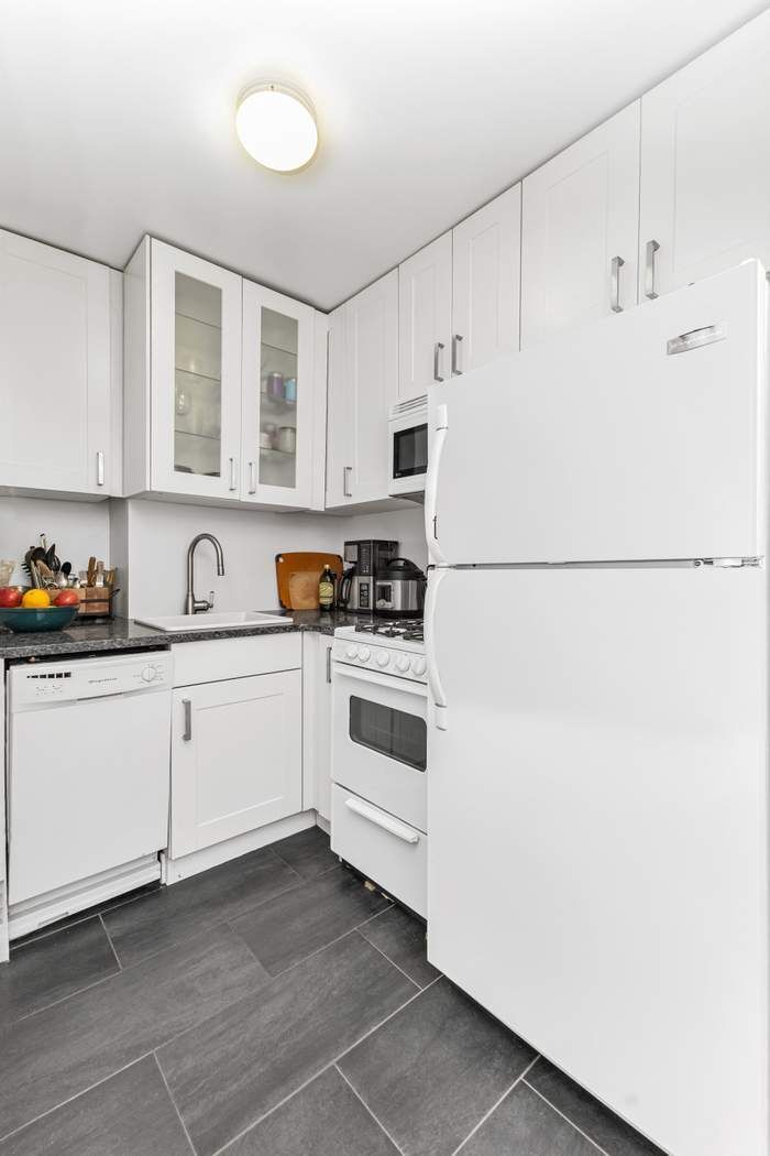 245 E 24th Street 14a Property Photo 3