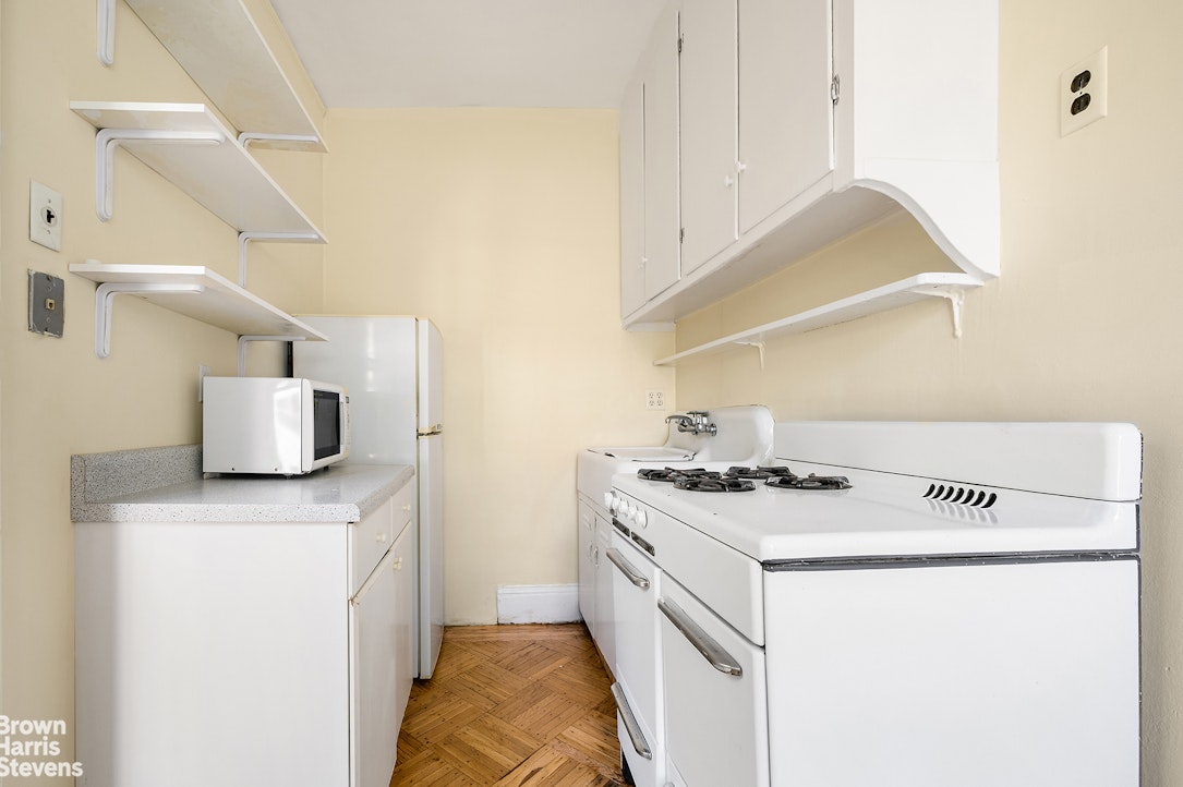 111 E 10th Street 5 Property Photo 6
