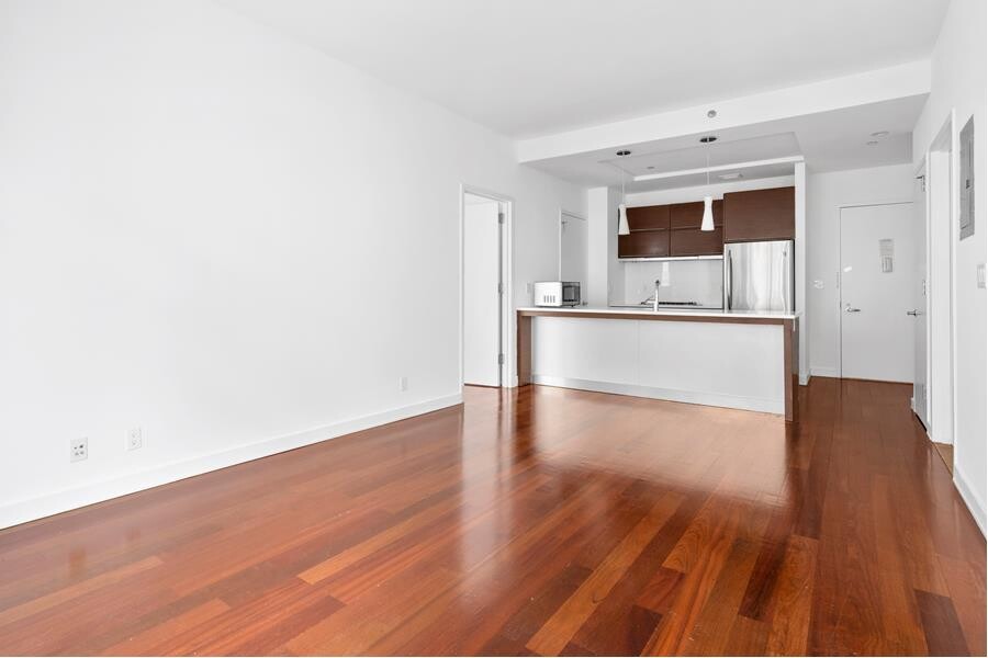 41-17 CRESCENT Street 7F Property Photo 1