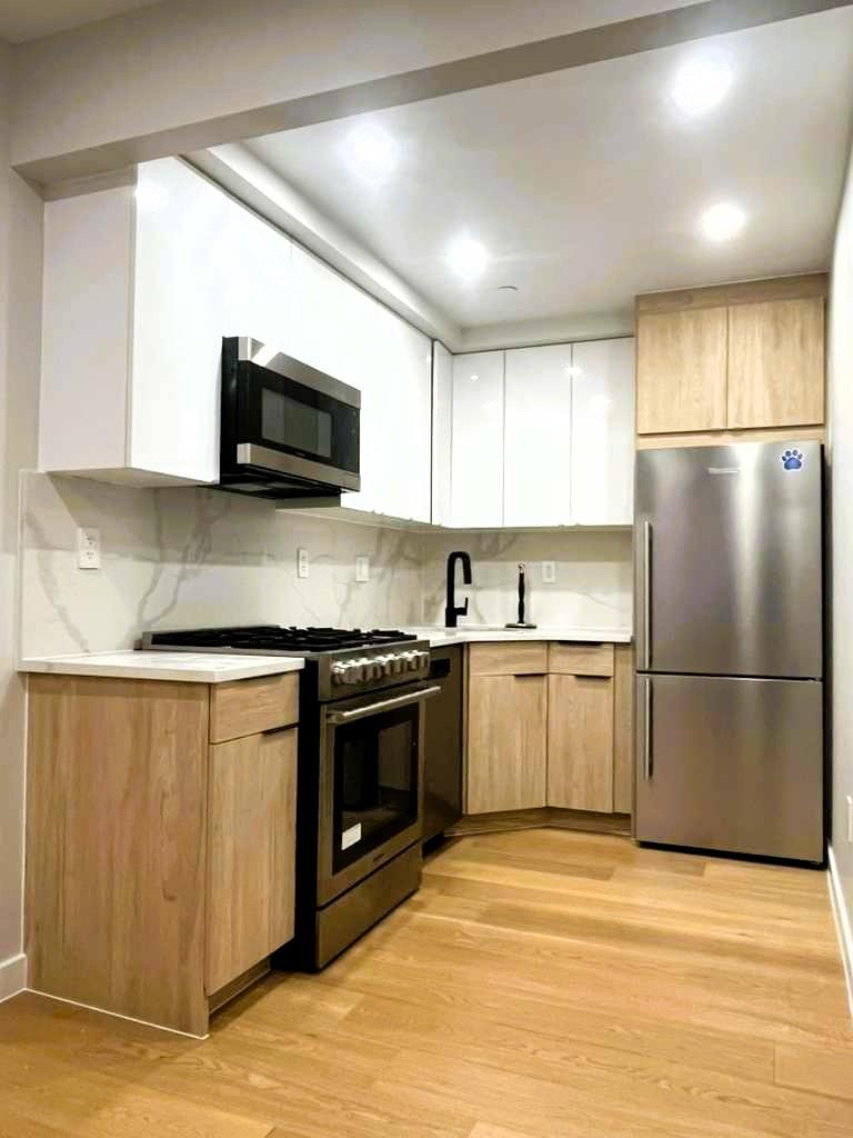 116-17 Grosvenor Lane 1-a Property Photo 1