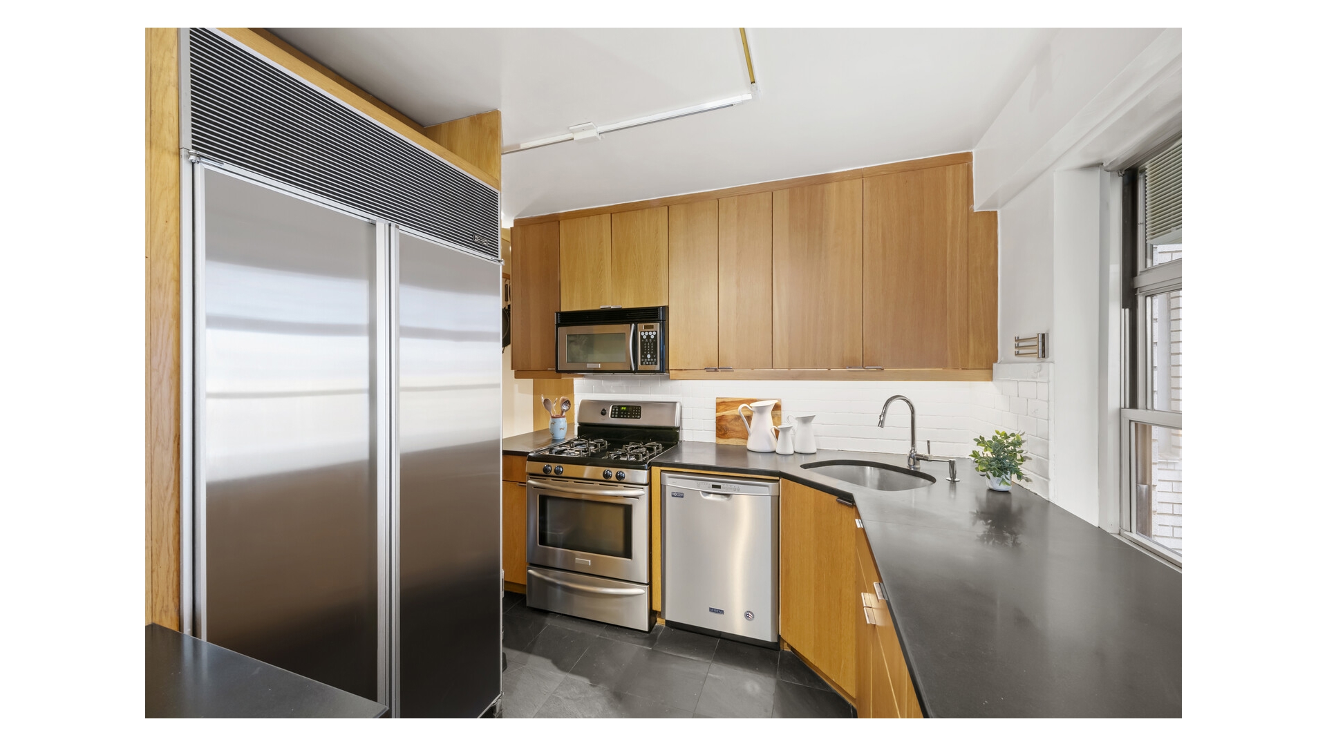 70 E 10th Street 11l Property Photo 4