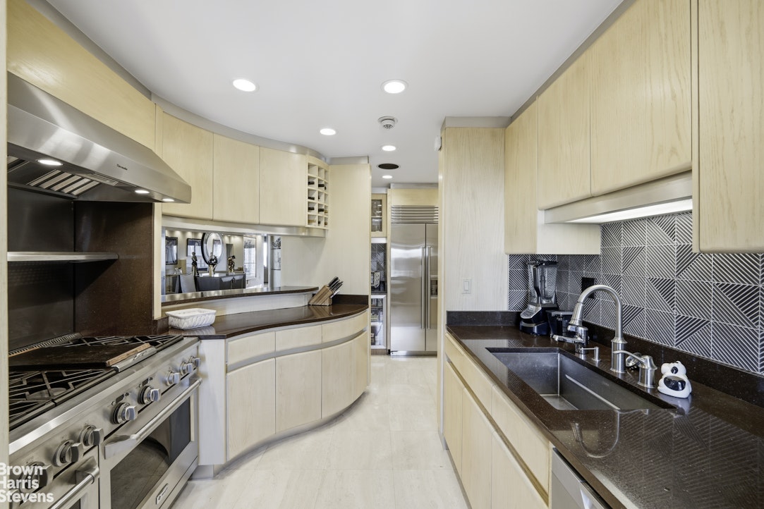 425 E 58th Street 33d Property Photo 8