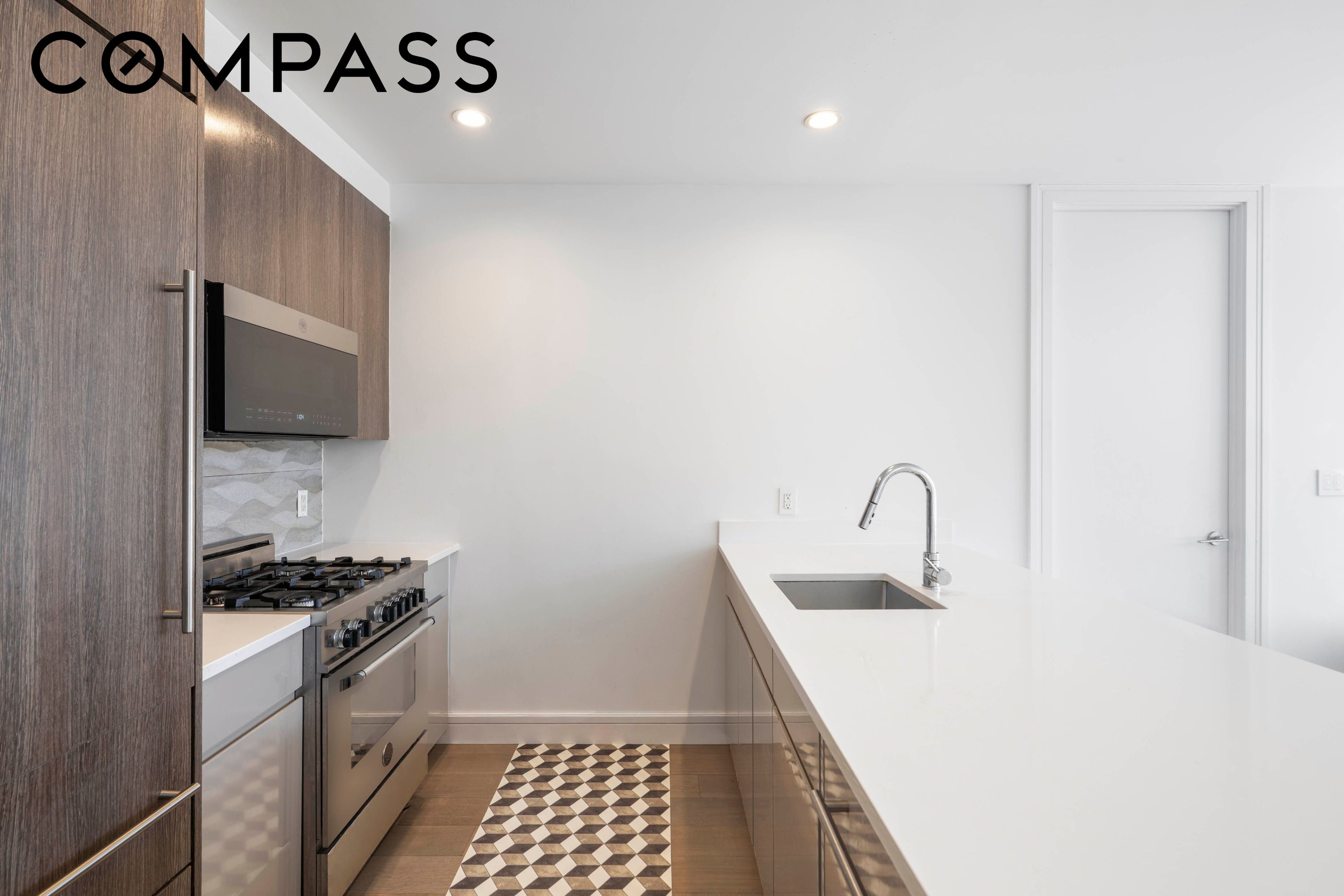 695 6th Avenue 2P Property Photo 1
