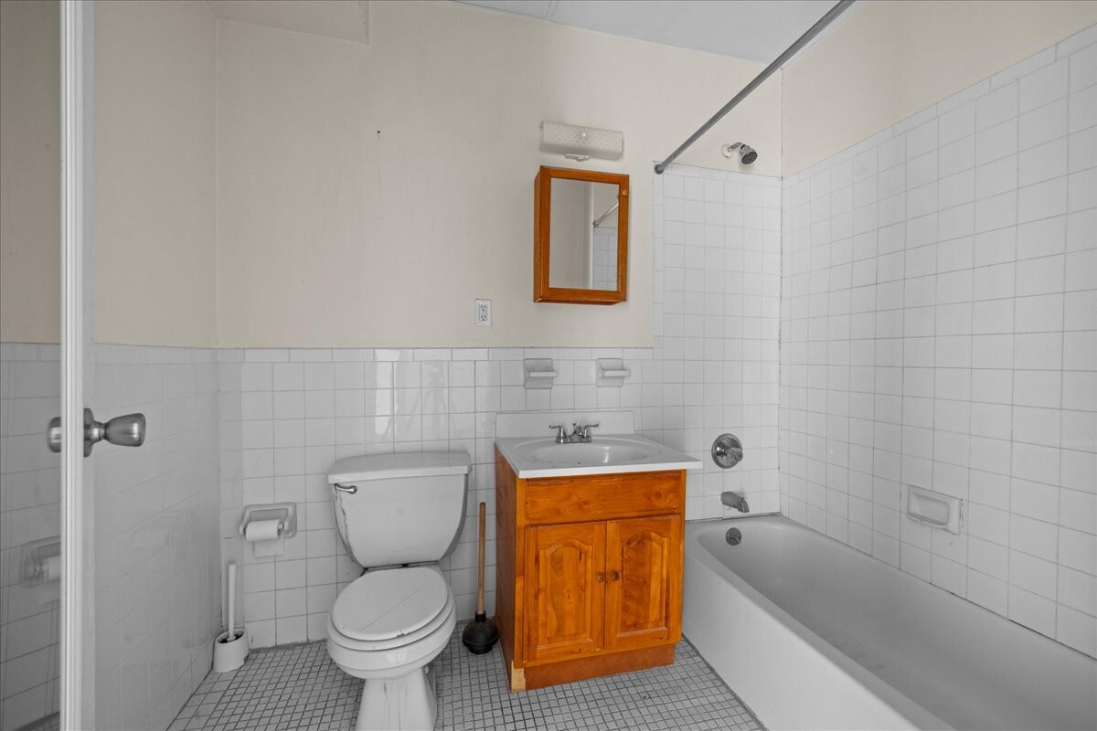 135 St James Place Hse Property Photo 5