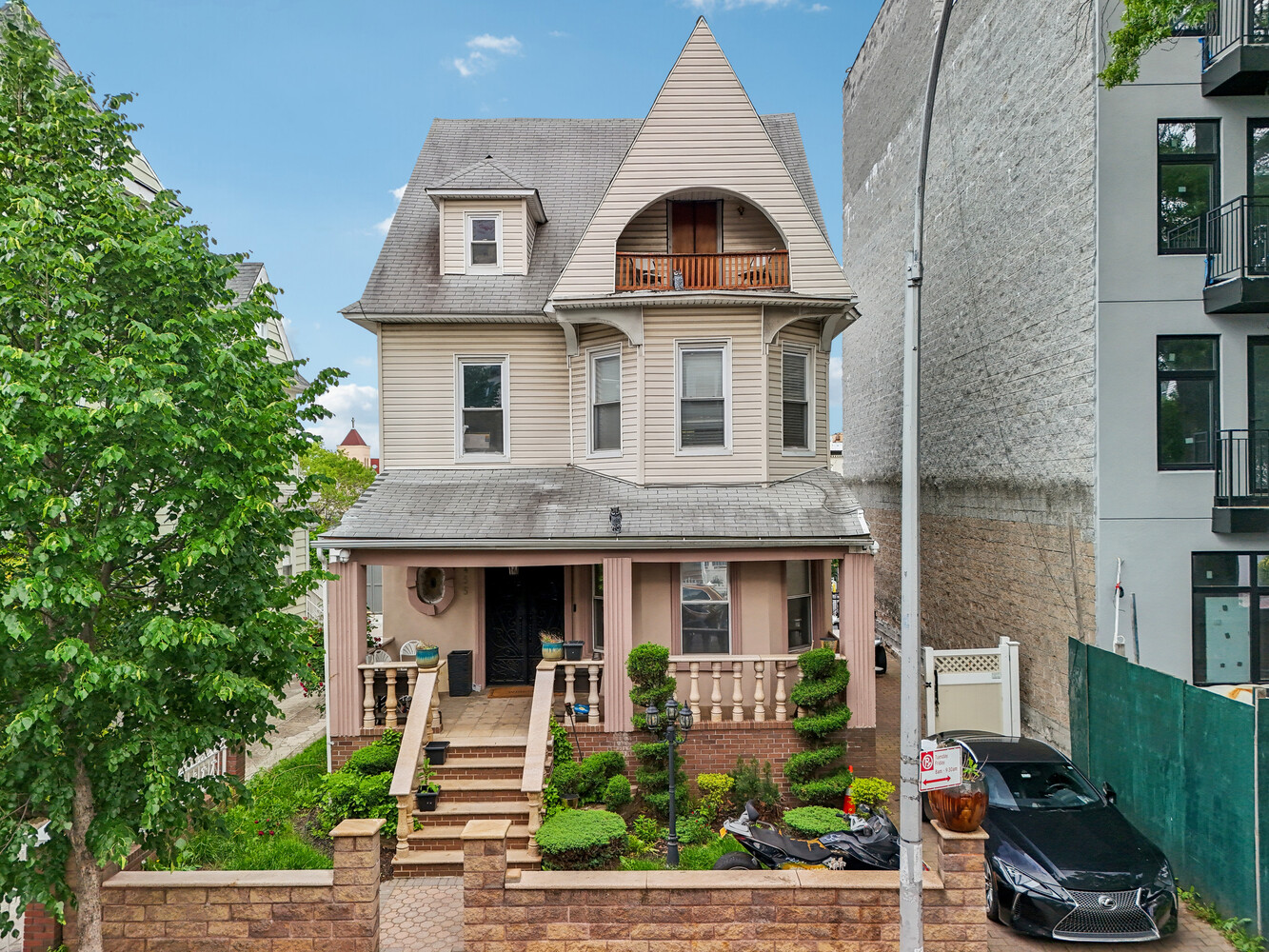 455 E 26th Street Property Photo 1