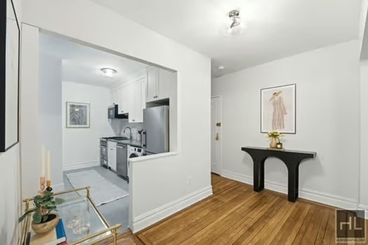160 E 3rd Street 2f Property Photo 8