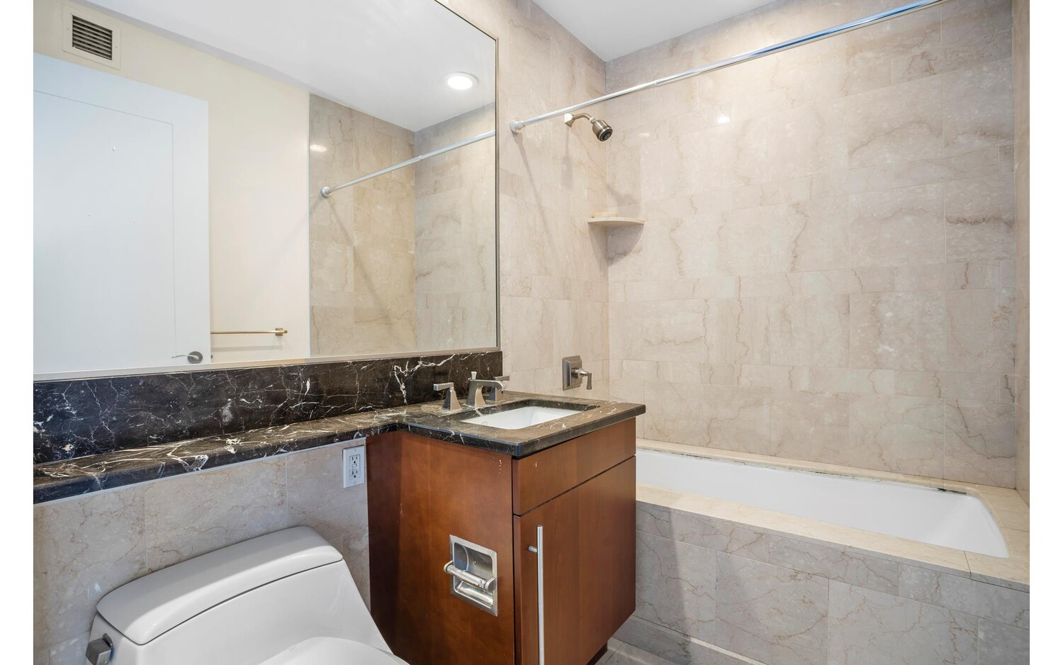 240 Riverside Boulevard 3c Property Photo 5