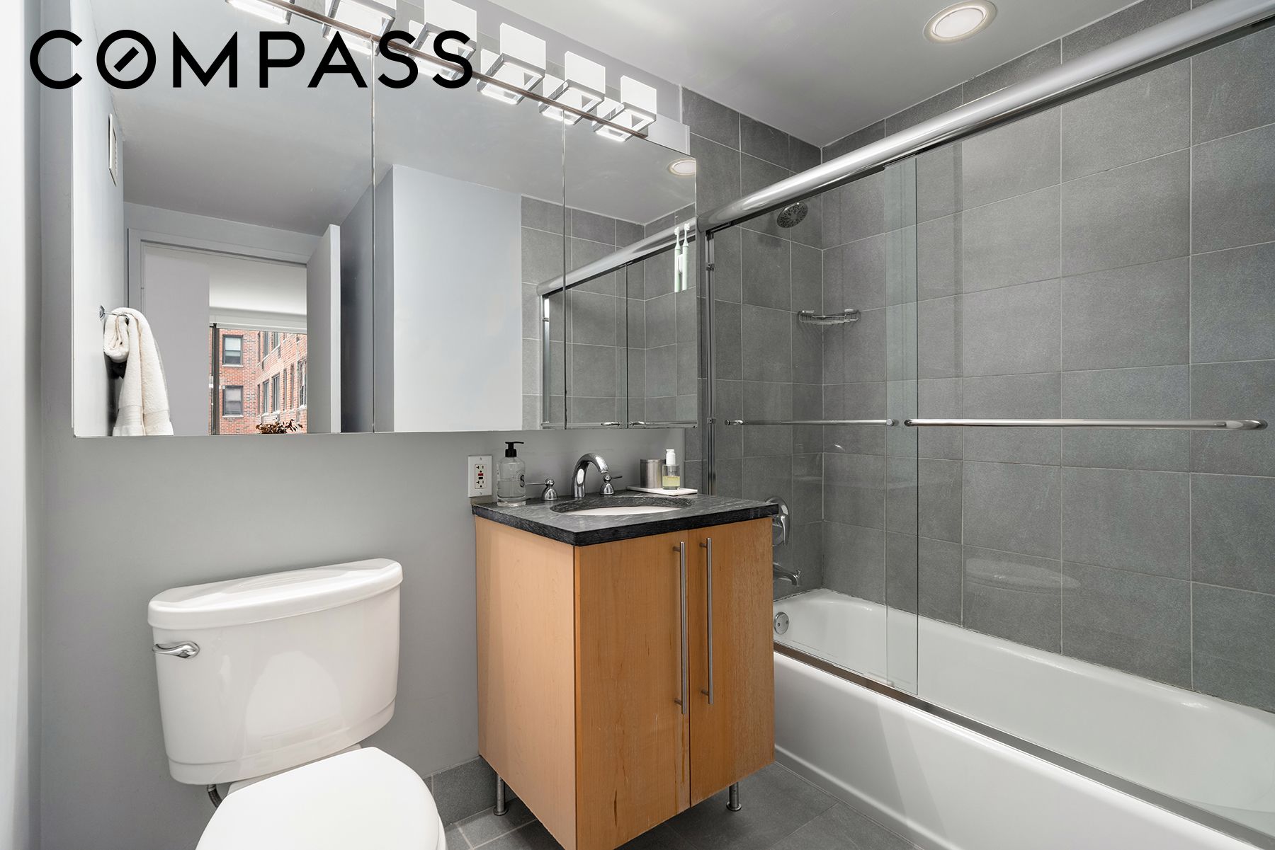 242 E 25th Street 3a Property Photo 8
