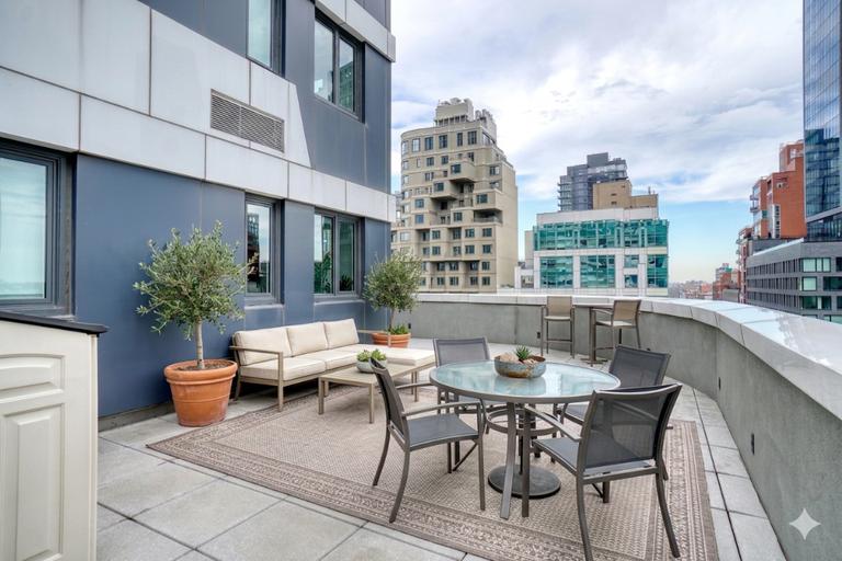 24-16 Queens Plaza S 7B Property Photo 1