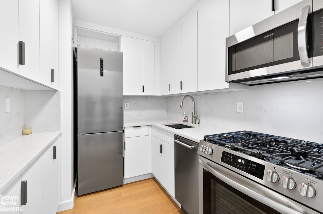 520 E 72nd Street 8u Property Photo 22
