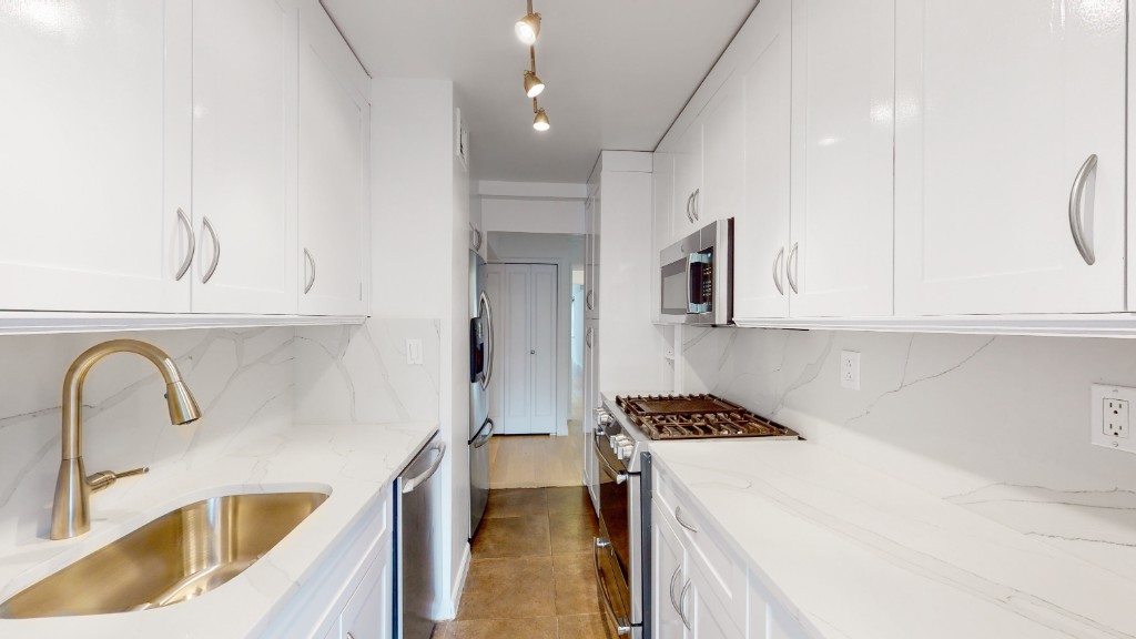 211 E 53rd Street 11D Property Photo 1