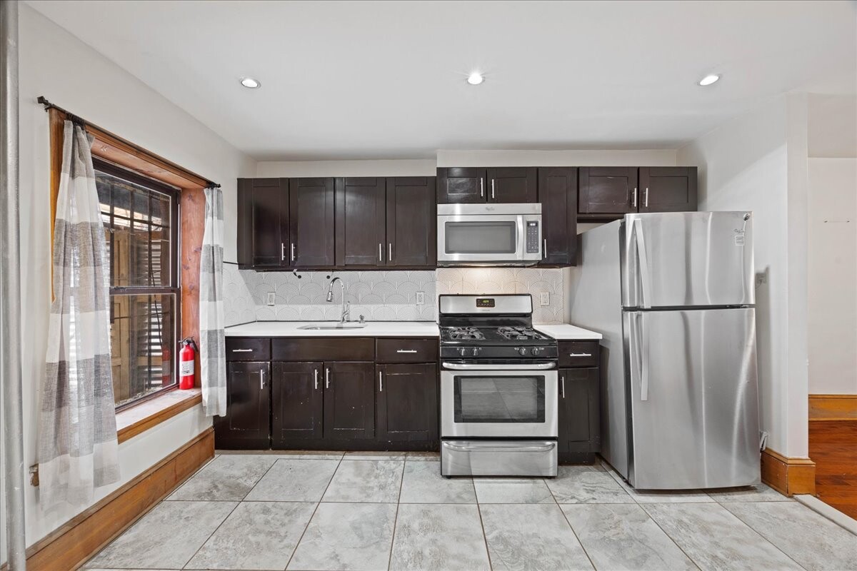 554 LEXINGTON Avenue Property Photo 1