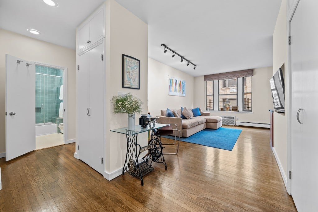 315 W 99th Street 5D Property Photo 1