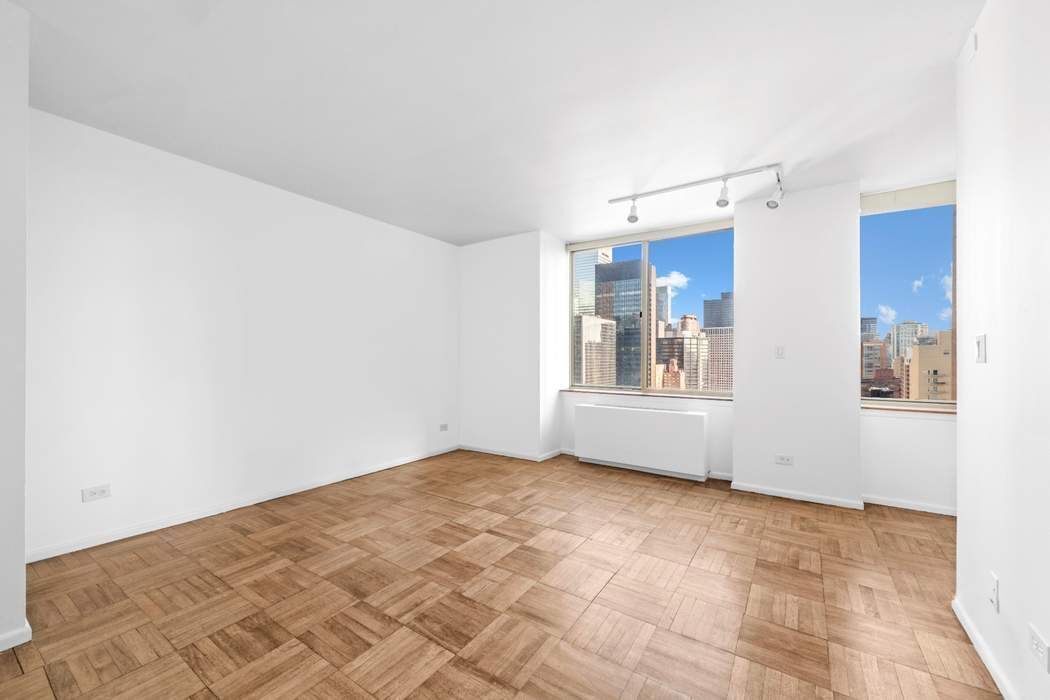 236 E 47th Street 33d Property Photo 2