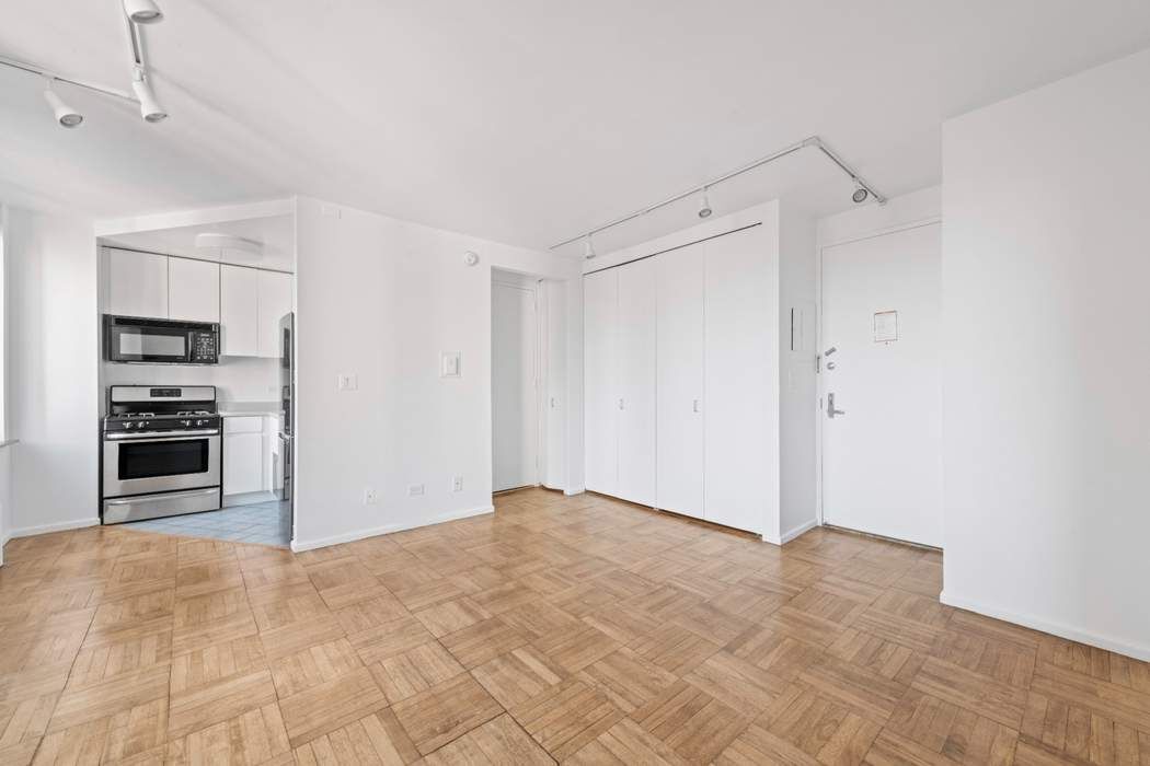 236 E 47th Street 33d Property Photo 4