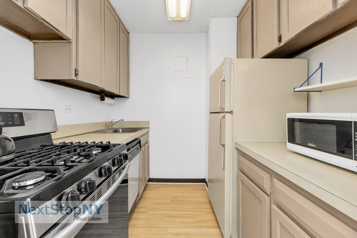 245 E 54TH Street 6E Property Photo 1