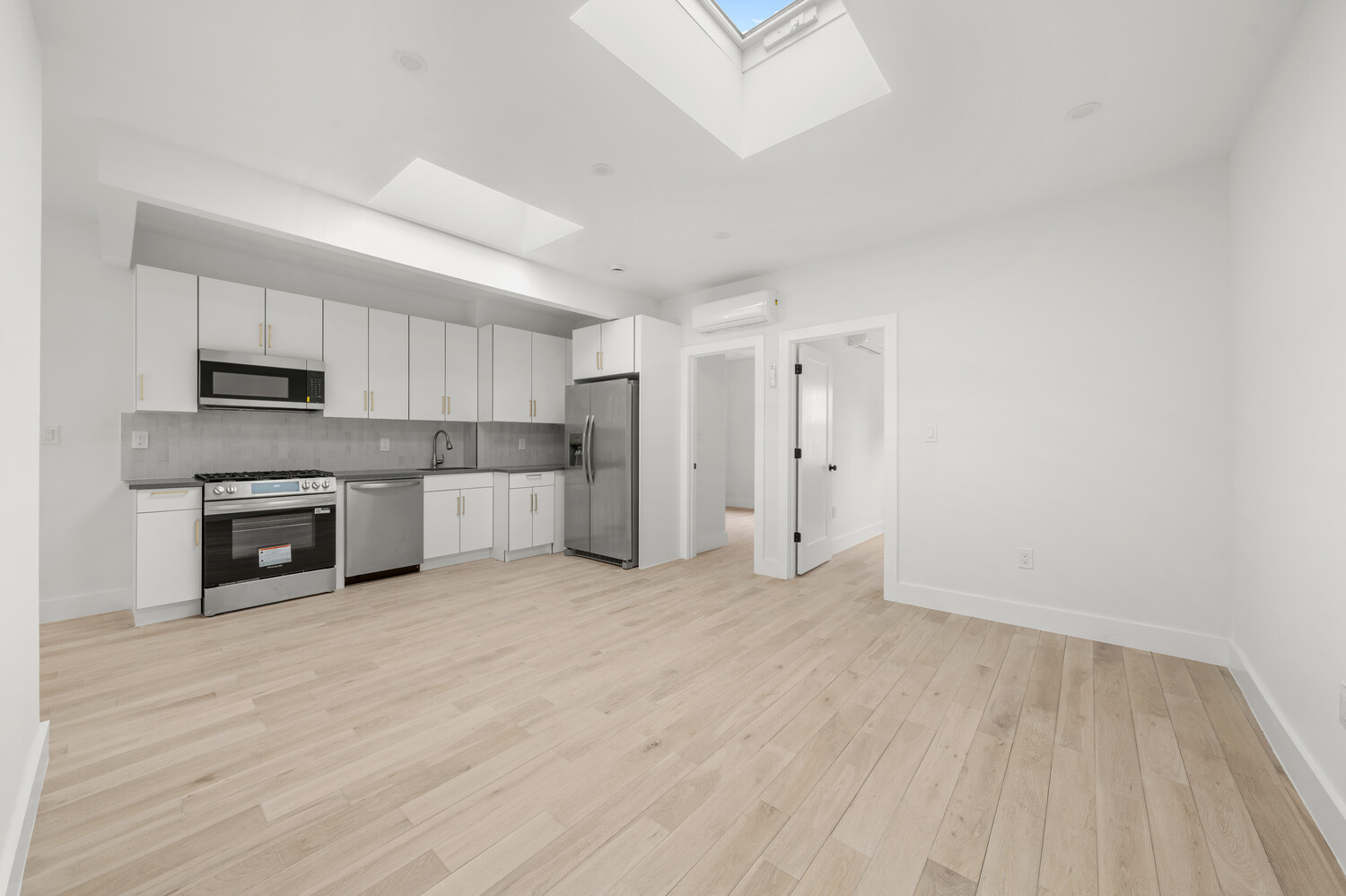 355 E 51st Street Property Photo 9