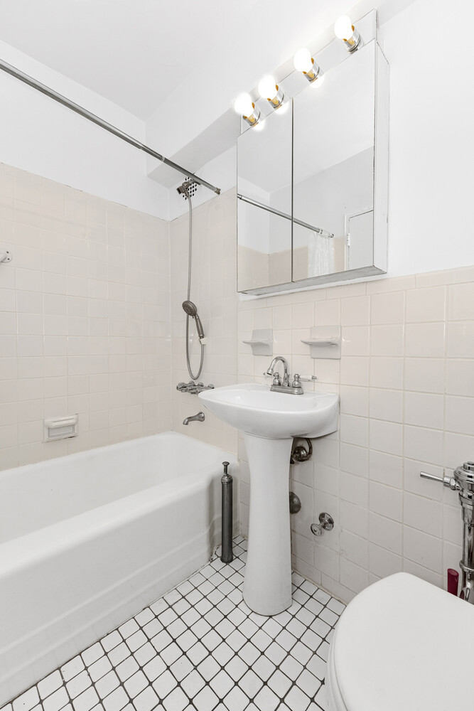 100-25 QUEENS Boulevard 2B Property Photo 1