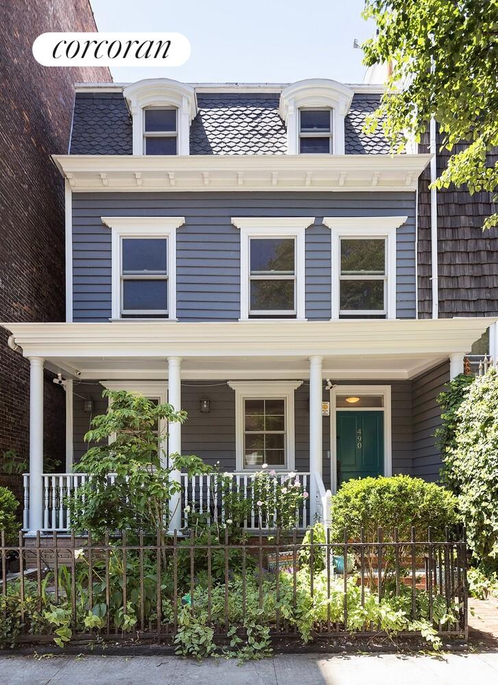 490 CLASSON Avenue Property Photo 1