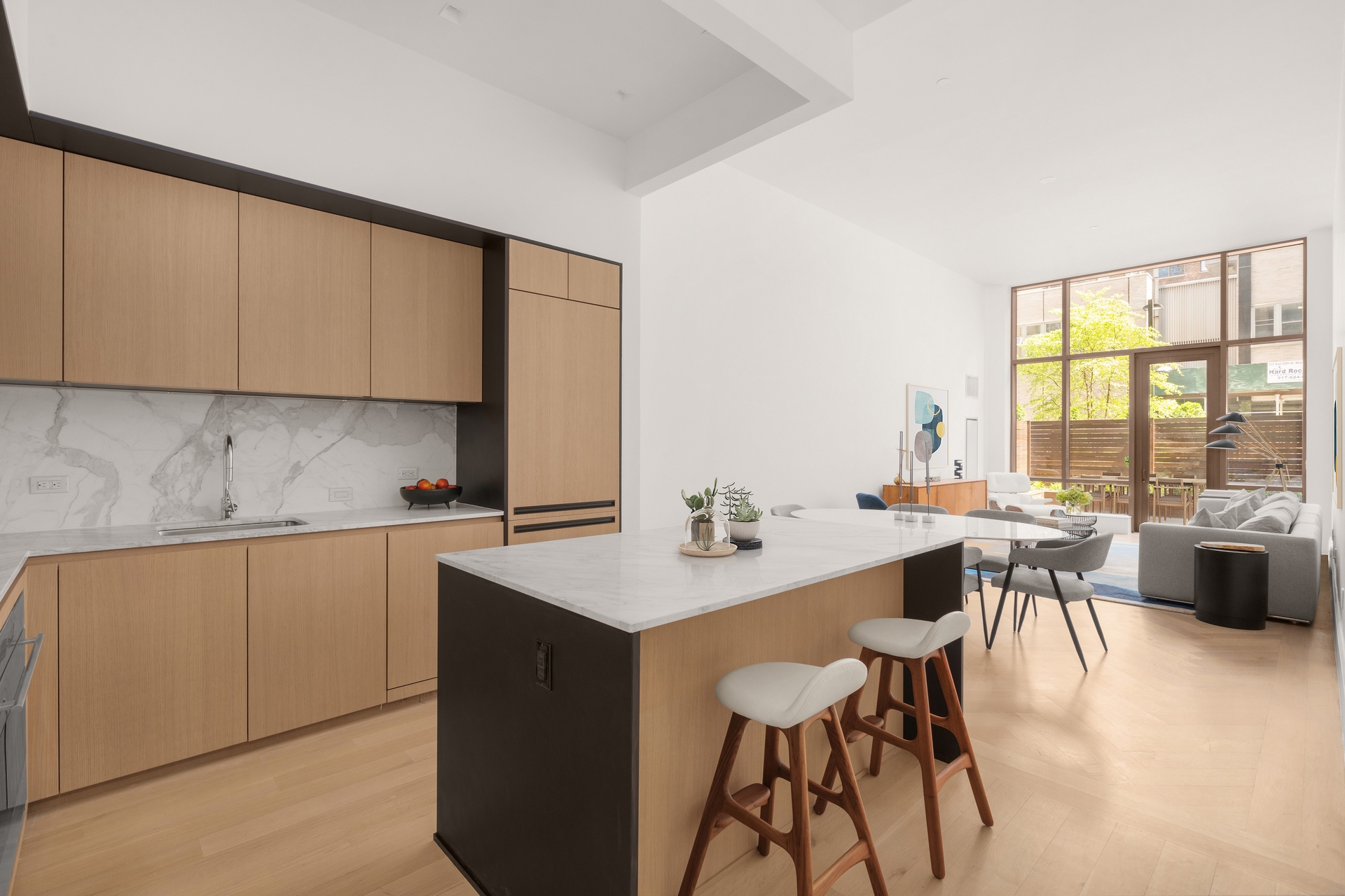 215 E 19TH Street 1D Property Photo 1