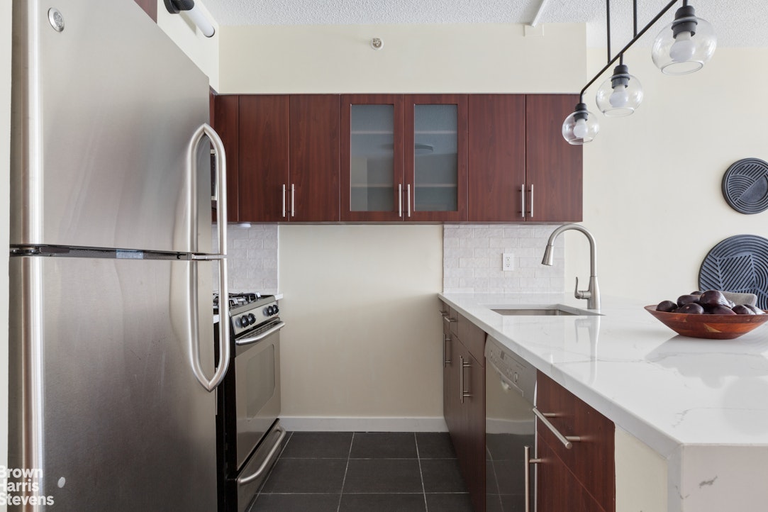 555 W 23rd Street N10j Property Photo 8