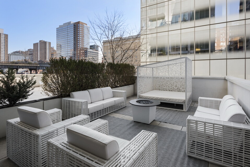 524 W 19th Street 1a Property Photo 2