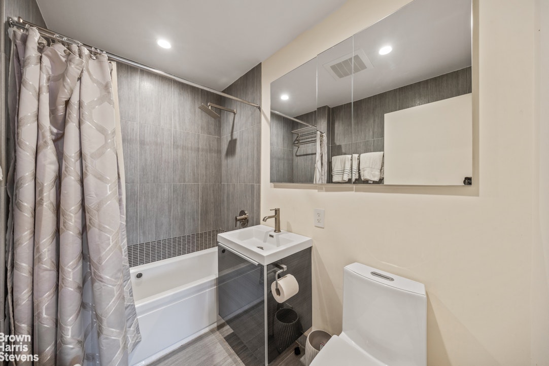 5-49 Borden Avenue 2b Property Photo 12