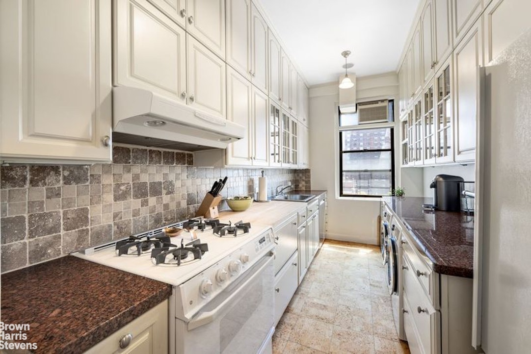 1349 Lexington Avenue 8g Property Photo 3