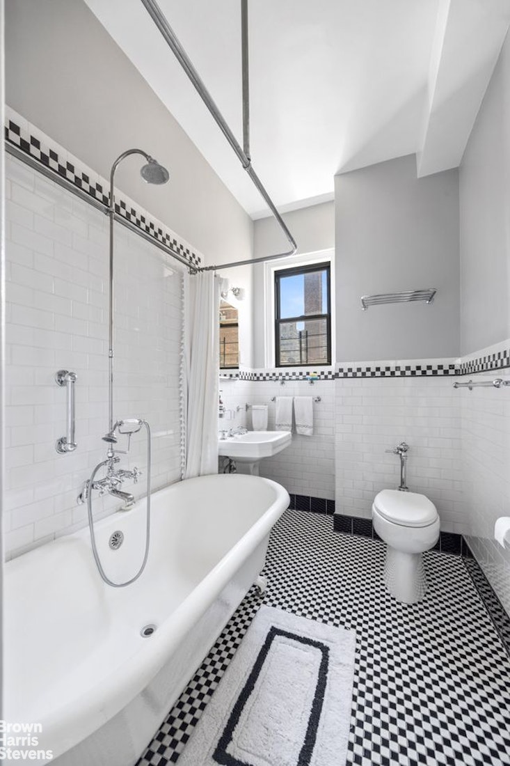 1349 Lexington Avenue 8g Property Photo 5