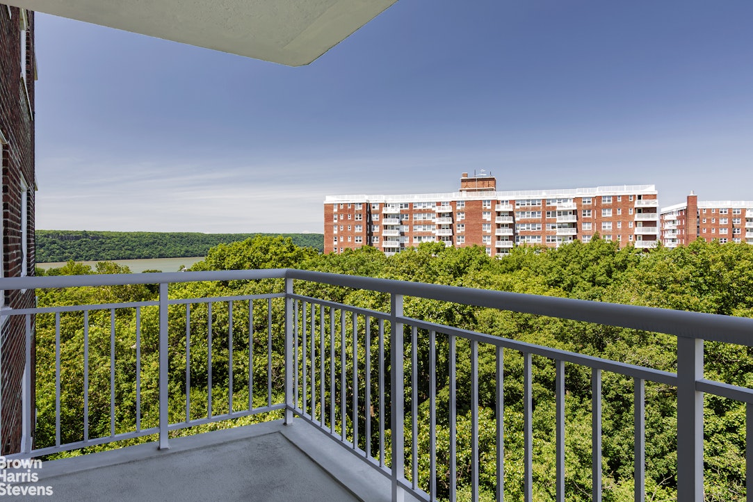 3935 Blackstone Avenue 10c Property Photo 4