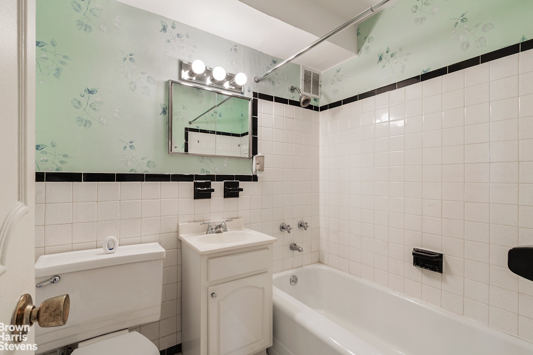 3935 Blackstone Avenue 10c Property Photo 8