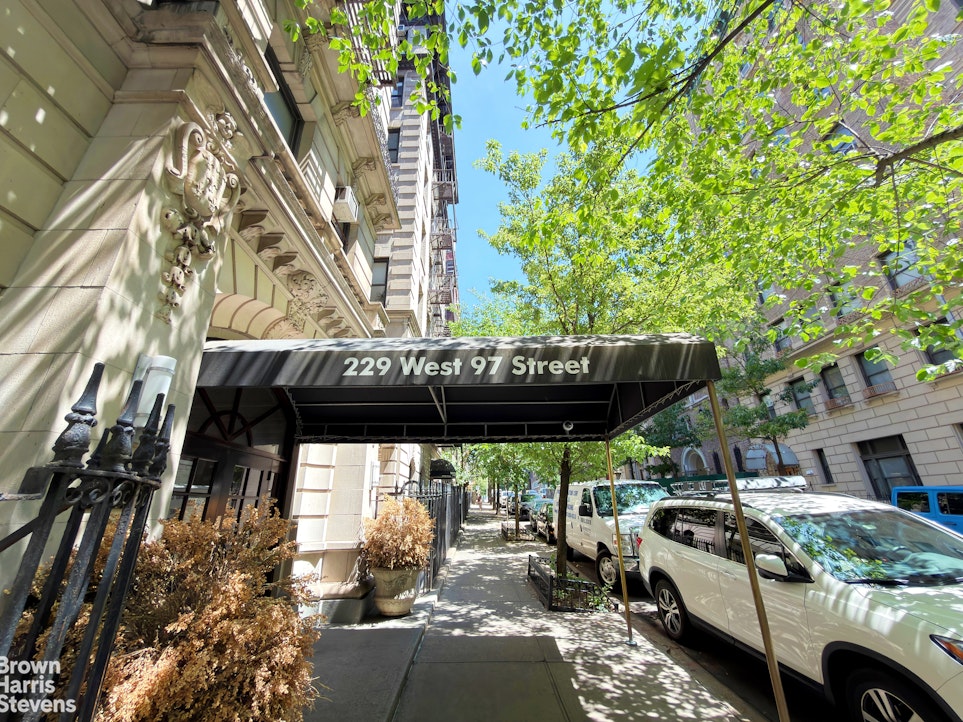 229 W 97th Street 4k Property Photo 6