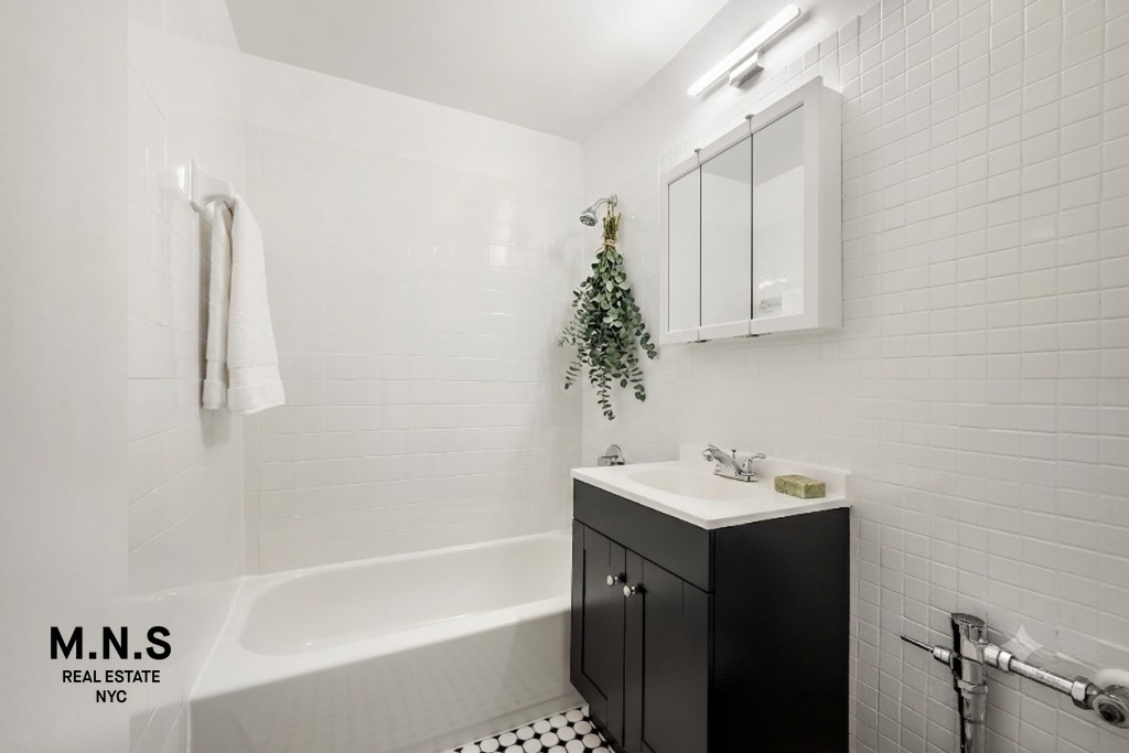3090 Voorhies Avenue 2-l Property Photo 8